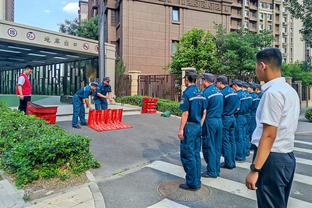 马兹拉维本场数据：1抢断2解围，评分5.9全场倒数第二低